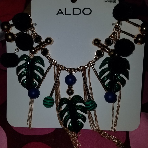 BNWT Gold toned Leafy Statement Necklace from Aldo - Picture 6 of 6